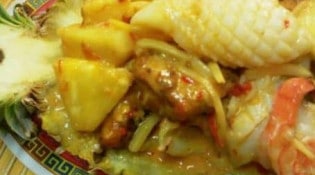 Le Village du Bonheur - Ananas farci aux fruits de mer, un régal de sucré salé épicé