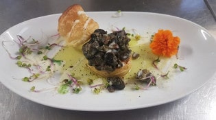 L'école Buissonnière - Tarte fine d'escargots et champignons bouton à la crème d'ail et jus de persil