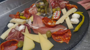 À L'Artdoise - Une planche de charcuteries et  de fromage
