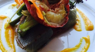 L'Atelier des Quais - Homard grillé, farandole de légumes croquants, coulis de mangue et lavande du jardin