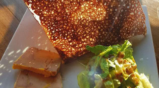 Les Grottes de Matata - Une galette de sarrasin cuite au beurre aux cristaux de sel et son foie gras