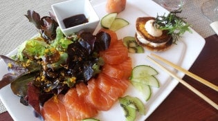 Cap nell - La trilogie des demoiselles : Sashimi de saumon, cannelloni de saumon fumé, mousse de saumon mariné.