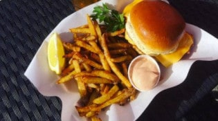Les Frits de Mer - Un burger et frites