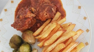 La Taverne - Un sauté de porc à la provençale, choux de bruxelles et frites maison.