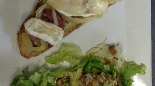 Les Z'amis - Tartine façon tartiflette et sa salade