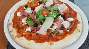 O bistro - La pizza , tomate , roquette , parmesan , mozzarella , tomate cerise