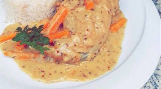 Chez Dume - Cuisse de lapin avec sa sauce moutarde  accompagné  de riz