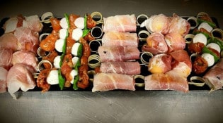 Opéra Bouffe - Mini brochettes, melon jambon,  tomates confites ...