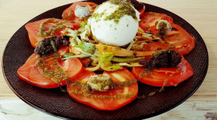 L'arcubalenu - Carpaccio de tomates coeur de boeuf, légumes croquants et burratina