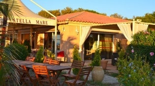 Stella Mare - La façade du restaurant avec la terrasse