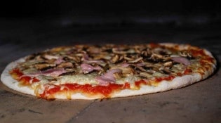 Paillote - Une pizza au four 