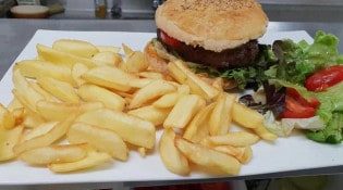 Santa Barbara - Un burger, salade, frites