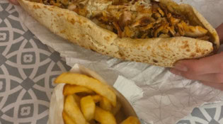 Ekin drapeau - Un sandwich kebab, frites