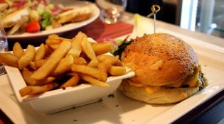 La Brasserie Des Loges - Un burger avec frites