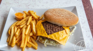 Istanbul Grill - Un burger, frites