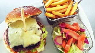 Bluegreen - Un burger, salade, frites