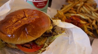 Pastilla tempura - Un burger et frites 