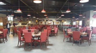 Number 8 Steak House - La salle de restauration 