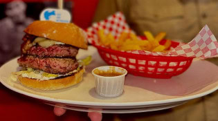 Holly's Diner - Un burger, frites