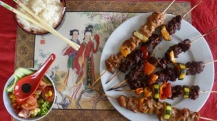 Le Mini Nem - Brochettes de poulet et boeuf accompagné de son riz et salade chinoise