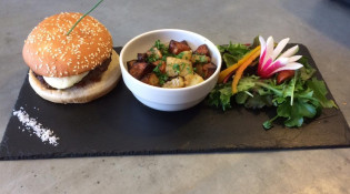 Pourquoi Pas - Un burger périgourdin au Cabecou accompagné de pommes de terre sarladaises