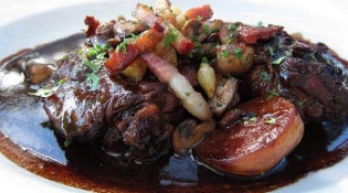 Les Prés Gaillardou - Un plat coq au vin de bergerac marine