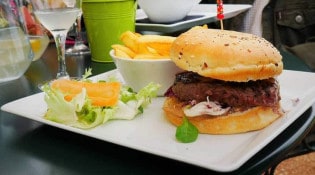 Côté Jardins - Un burger, salade, frites