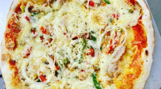 Piz'Avolo - Pizza base tomate, poulet, poivrons, oignons, sauce kebab, emmental, origan