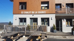 Le chalet de la source - La façade du restaurant