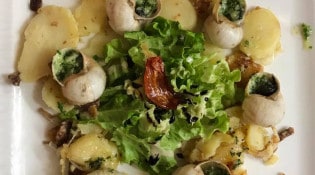 Le grand café Français - Escargots de bourgogne maison sur son lit de pommes sautées et salade