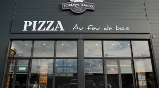 Jordan Tomas - Pizza Mamamia - La façade