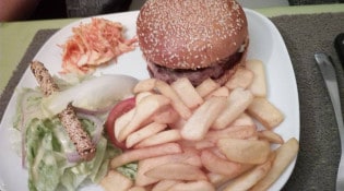 Le Monté Christo - Savoyard (servi avec frites et salade) pain maison, steak haché de 150 gr façon bouchere, salade verte, tomates, oignons rouges, fromage à raclette, ketchup et sauce hamburger.