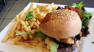 Le Rainbow Café - Un burger et frites