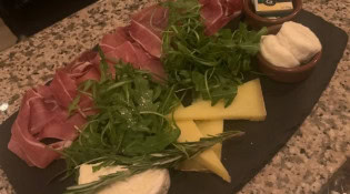 Lagardère - Une planche de charcuteries et fromage