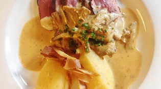 Le Cochon d'Or - Un magret de canard aux girolles, pommes de terre écrasées au beurre noisette chips de panais