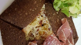 Creperie de La Côte Blanche - La charcuterie crue sur une galette chaude 