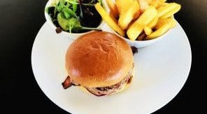Le Séquoia - Un burger, frites, salade