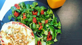 Le cornet à dès - Une bruschetta, salade