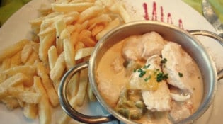 Aux Tours Du Chateau - Un plat avec frites