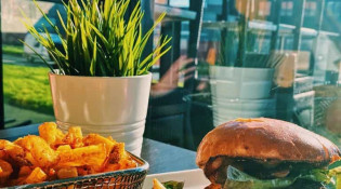 La Raskette - Un burger, salade, frites