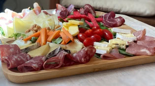 La Source - Une planche de charcuteries