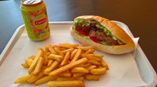 Le Dellys - Un sandwich avec des frites 