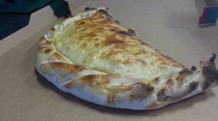 Le Plazza Pizza - Une pizza calzone