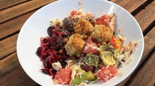 O'Porsmeur - Boulettes végétariennes et araignée au pomelo et avocat, navet, betteraves à l’ananas
