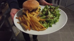 DZ café - Menu double cheese accompagné d'un salade et de frites fraîches maison
