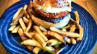 AntePrima - Le burger steak de bœuf fromage à raclette, galette de pommes de terre échalotes confites et sauce poivre maison