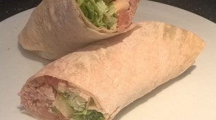 Astoria - Wrap monthon: thon, tomate , moutarde, comté, salade, huile d olive herbes de Provence.