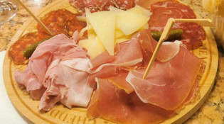 Bar 421 - Une planche de charcuterie