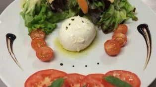 Pizza Bonici - Une salade à la mozzarella Di Buffala