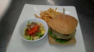 Le Rive Gauche - un burger, frites, salade